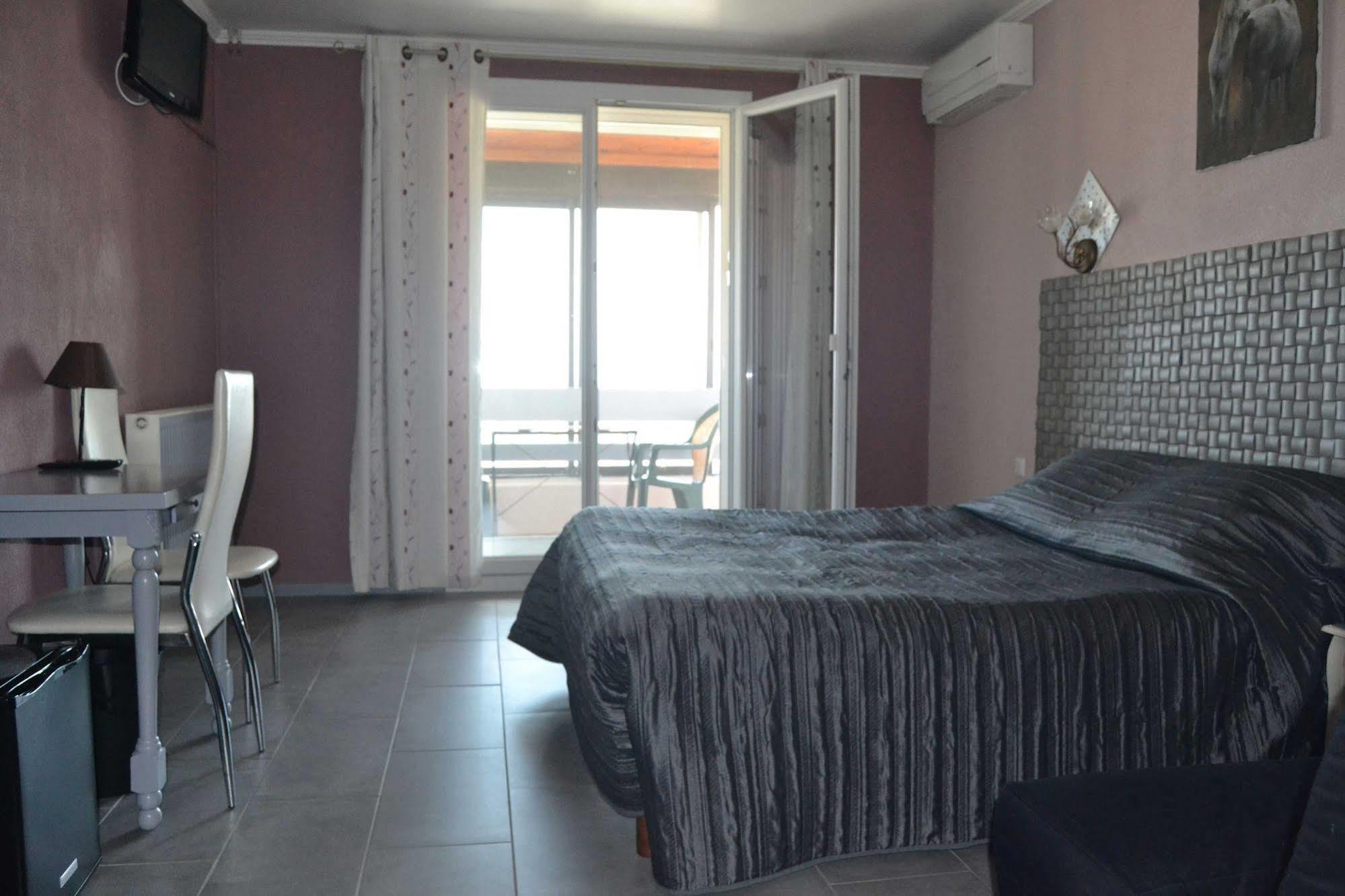Le Dauphin Bleu Hotel Saintes-Maries-de-la-Mer Bagian luar foto