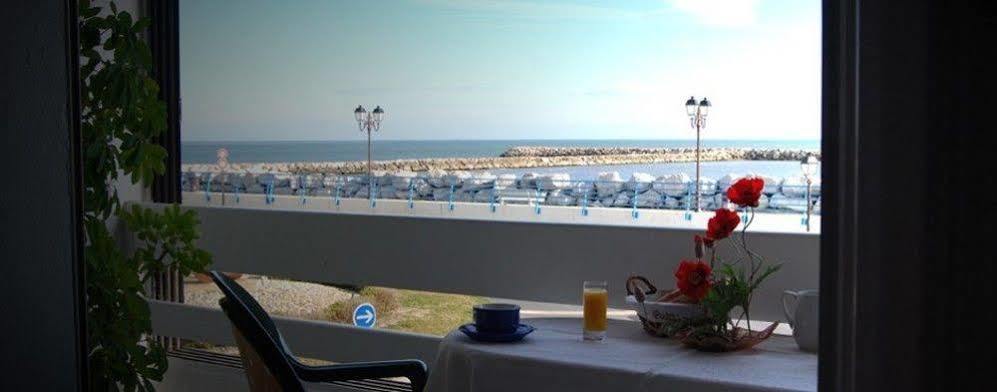 Le Dauphin Bleu Hotel Saintes-Maries-de-la-Mer Bagian luar foto